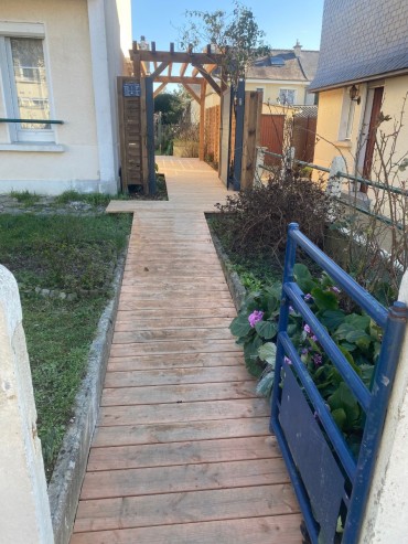 Chemin bois entrée.jpg